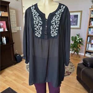 Glam & Fame sheer black & white 3/4 sleeves Vneck blouse-size XL